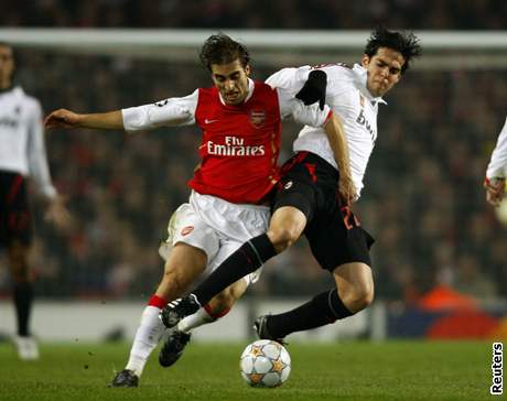 Arsenal - AC Milán: Flamini (vlevo) a Kaká