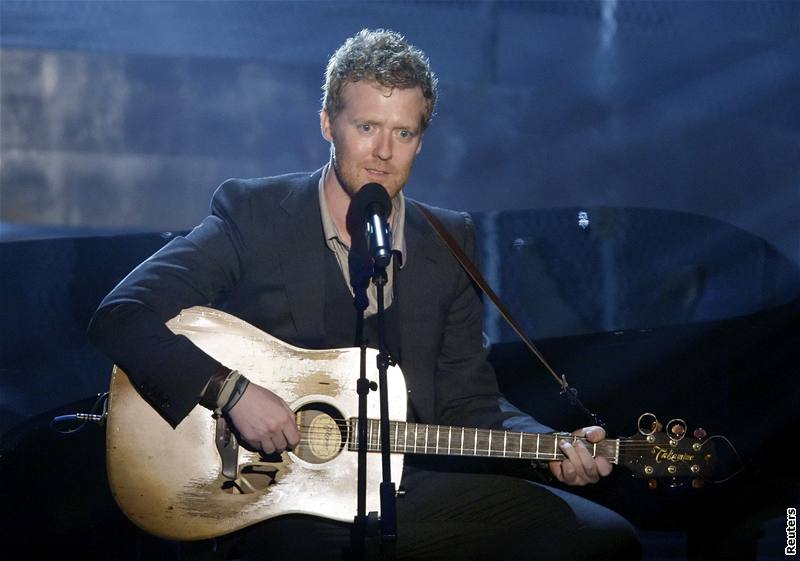 Oscar - Glen Hansard hraje baladu Falling Slowly