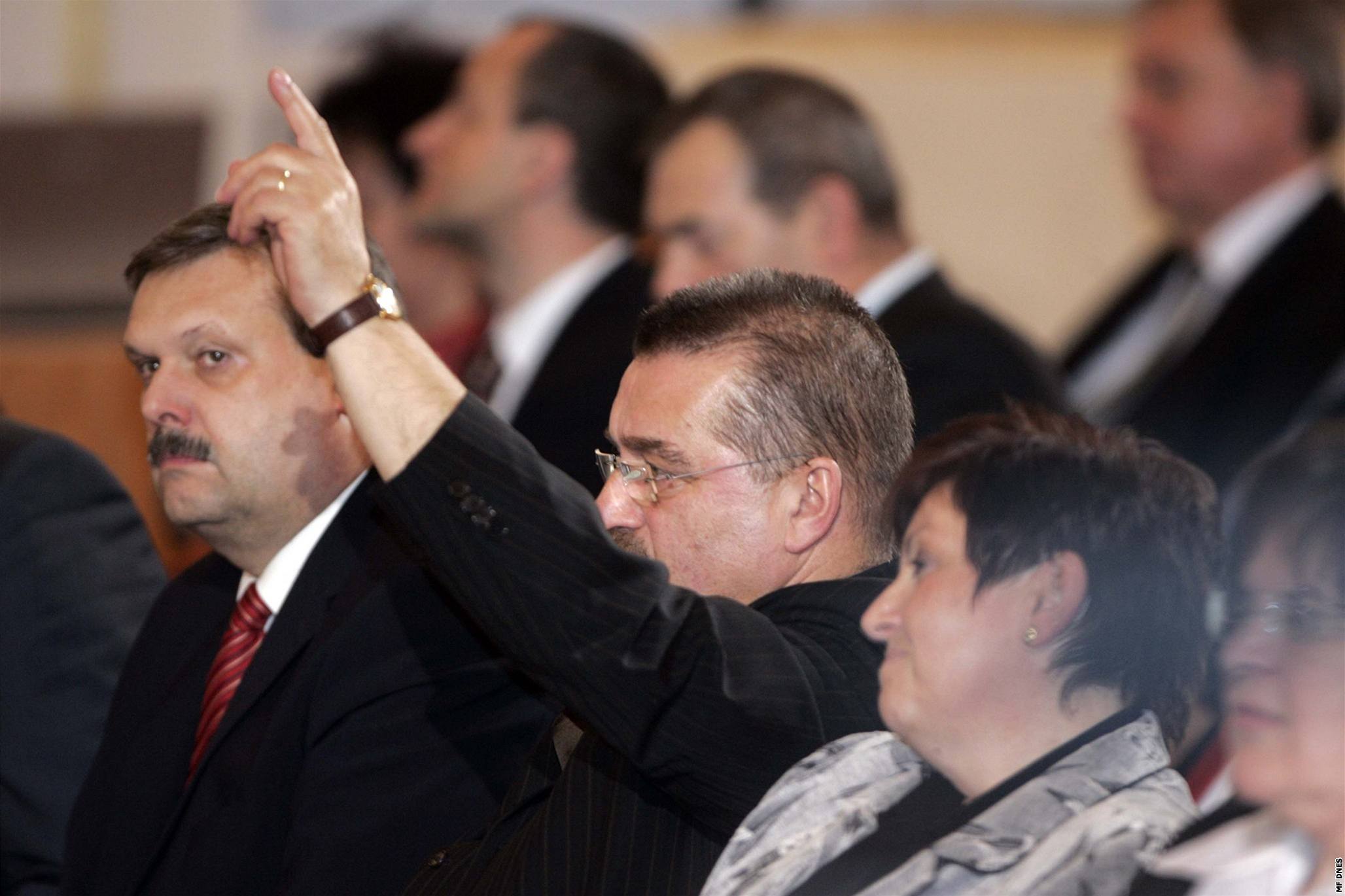 Poslanec �SSD Ev�en Snítilý hlasuje pro Václava Klause. 