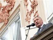 Premiér Mirek Topolánek na balkonu paláce Kinských, 25. února 2008