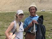 Jana s pastevcem ovcí v Tibetu