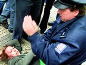 2006: zásah policisty vi Katein bhem demonstrace proti neonacistm