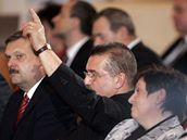 Poslanec �SSD Ev�en Snítilý hlasuje pro Václava Klause. 