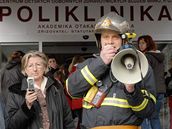 Vyklizení d�tské polikliniky v centru Brna