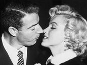 Manelství DiMaggia s Marilyn Monroe vydrelo jen krátce, jejich vzájemný vztah vak trval a do konce jejího ivota. A sám DiMaggio údajn zemel se slovy Konen zase uvidím Marilyn na rtech.