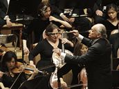 Dirigent Lorin Maazel bhem pedstavení v Pchjongjangu.