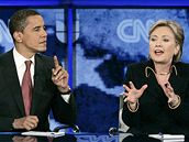 Jet za války. Barack Obama a Hillary Clintonová v jedné z pedvolebních televizních debat. Tehdy se hádali, dnes se prezentují jako jeden tým.