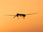 USA vyuily k útoku bezpilotní letadlo. Vrtulníky v záí odstelovala pakistánská obrana.