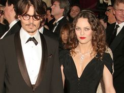 Johnny Depp a partnerka Vannessa Paradisov na pedvn filmovch cen Oscar