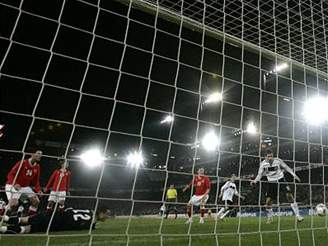 výcarsko - Nmecko: Klose (vpravo) stílí gól