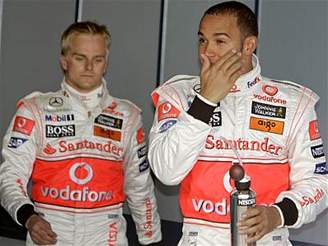 Heikki Kovalainen (vlevo) a Lewis Hamilton