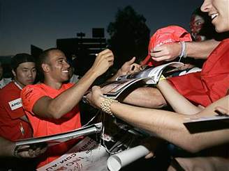 Lewis Hamilton rozdává autogramy