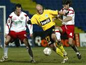 Zlín - Liberec: Kro�a (vlevo) a Zúbek se sna�í zastavit Nezmara