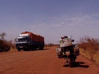 Hlavn silnice v Mali ped Bamakem