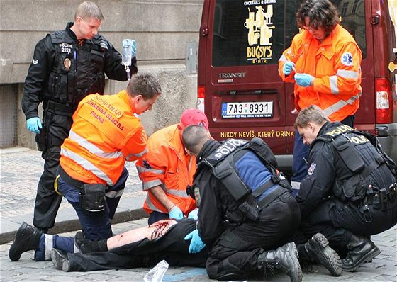 Policisté a záchranái u mue, který byl 8. bezna odpoledne zrann pi stelb...