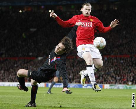 Manchester - Lyon:  Wayne Rooney (vpravo) - Sebastien Squillaci 