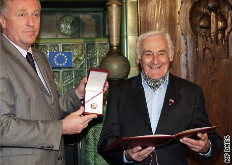 Milan Paumer přebírá ocenění z rukou premiéra Mirka Topolánka, 4. března 2008.