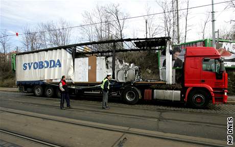 Kamion, kter se zapil pod viaduktem v Nuslch a zaal hoet (4.3.2008)