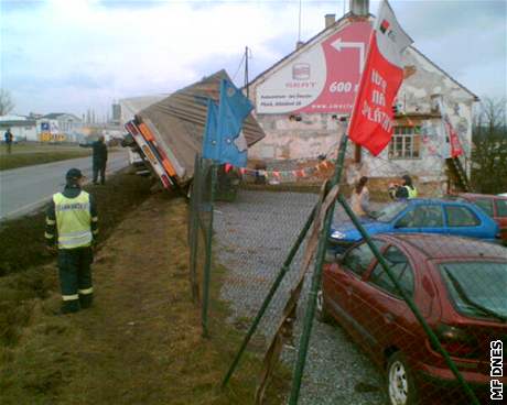 Nehoda kamionu u autobazaru v Plzni (4.3.2008)