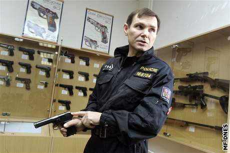 Policejní kola v Holeov má archiv zbraní, s nimi byly spáchány zloiny