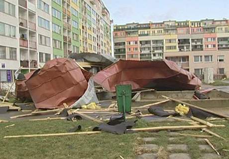 Spadlá konstrukce střechy z nástavby paneláku v Letňanech.