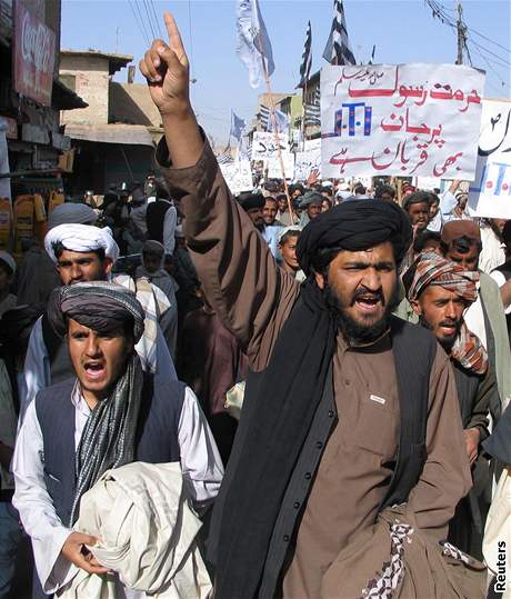 Proti optovnému otitní karikatur proroka Mohameda v Dánsku protestovali také Pákistánci. (7. bezna 2008)