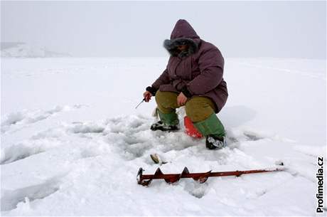ena rybaí na ledu u ostrova Sachalin. Ilustraní foto.