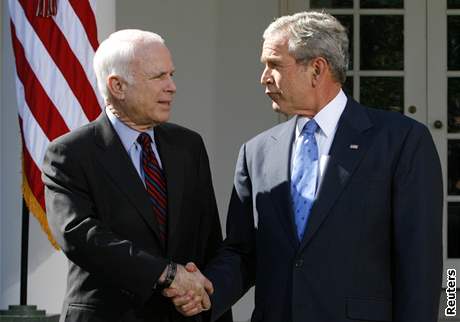 George W. Bush a John McCain ped Bílým domem. Prezident oteven republikánského kandidáta podpoil.