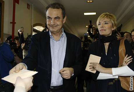 panlský premiér José Luis Zapatero piel volit spolu s manelkou Sonsoles Espinosa
