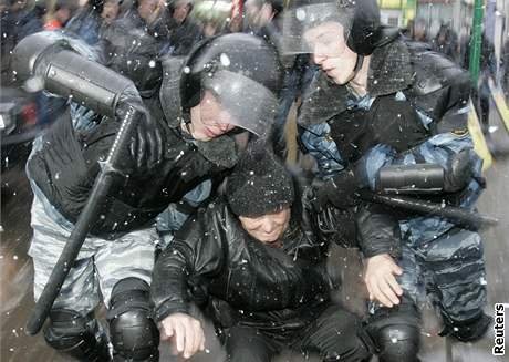 Písluníci zásahových jednotek ruské policie odvádjí jednoho z úastník nepovolené demonstrace opozice. (3. bezna 2008)
