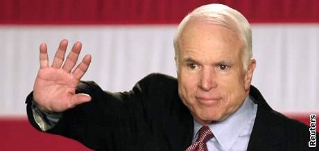 John McCain slaví vítzství v úterních primárkách