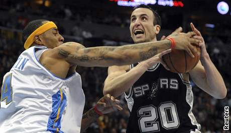 Denver - San Antonio: Ginobili (vpravo) bránný Martinem