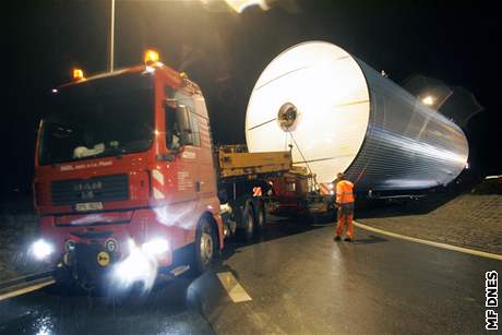 Sthovn pivovarskch tank do Plzn - kolona na kruhovm objezdu U Globusu