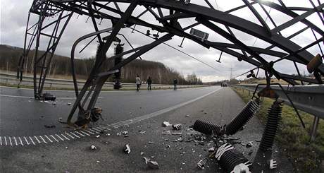 Sloup vysokého naptí spadl na silnici R10 u Bakova nad Jizerou
