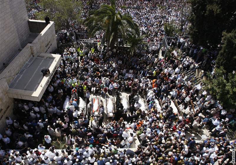 Poheb student, které v náboenské kole v Jeruzalém zastelil palestinský atentátník (7. bezna 2008)