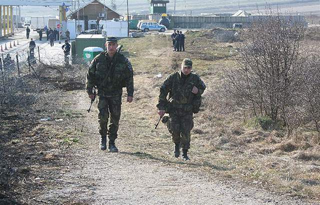 etí vojáci hlídkují na kosovsko-srbské hranici