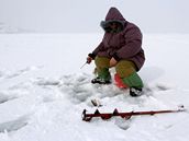 ena rybaí na ledu u ostrova Sachalin. Ilustraní foto.