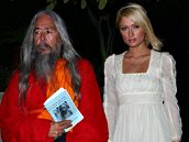 Paris Hiltonová byla vidna, jak "trajdá" v ulicích Los Angeles se zarostlým muem, který byl obleený jako buddhistický mnich.