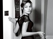 Angelina Jolie pózuje pro odvní firmu St. John coby kráska starého Hollywoodu