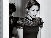 Angelina Jolie pózuje pro odvní firmu St. John coby kráska starého Hollywoodu