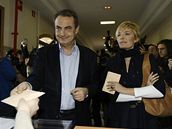 panlský premiér José Luis Zapatero piel volit spolu s manelkou Sonsoles Espinosa
