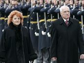 Václav Klaus a Vlasta Parkanová vykonávají slavnostní pehlídku na nádvoí Hradu