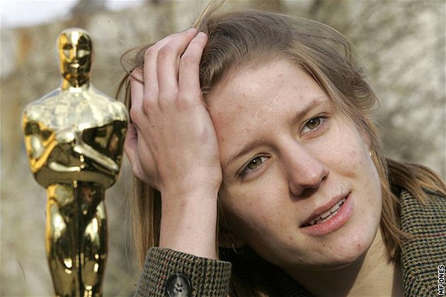 Markéta Irglová pózuje se sokou Oscara na behy eky Bevy