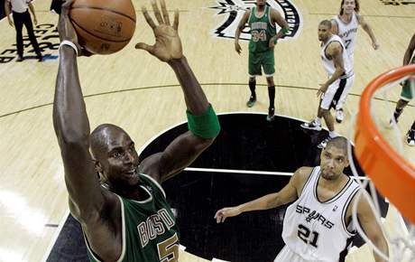  Boston - San Antonio, Kevin Garnett (v zeleném)