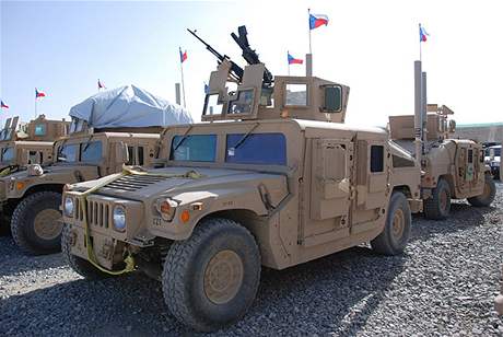 Terénní vz Humvee, ve kterém se vojáci vraceli akce, najel v provincii Lógar na improvizovanou výbuninu.