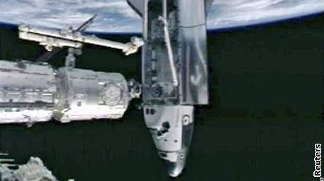 Raketoplán Endeavour pistál u stanice ISS v noci na tvrtek.