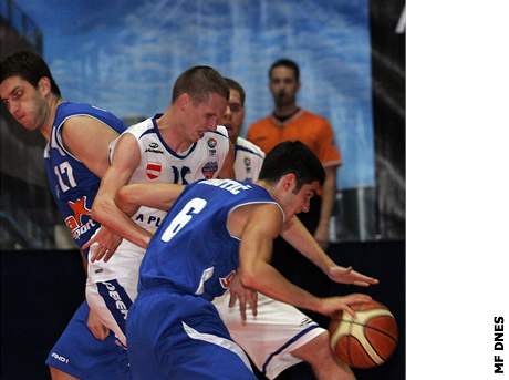 Basketbalista Brna tpán Vrubl v obklíení hrá USK Praha Murise Andeliji a Andreje Vukotie.