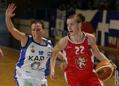 Kateina Bartoová (Hradec Králové, vpravo) v souboji s Darinou Miurovou v utkání Trocal BL Trutnov - Hradec Králové.