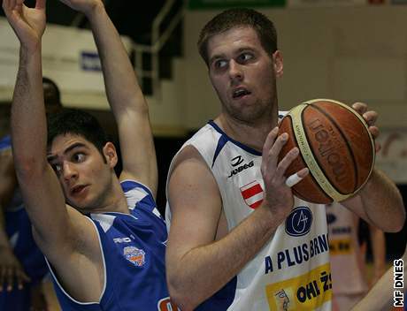 David Macha (vpravo, Brno) a Andrej Vukoti v souboji pi utkání Mattoni NBL A Plus Brno - USK Praha.