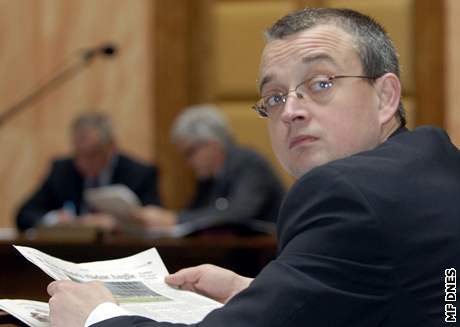 Zastánce ústavu zastupoval u Ústavního soudu poslanec Marek Benda.